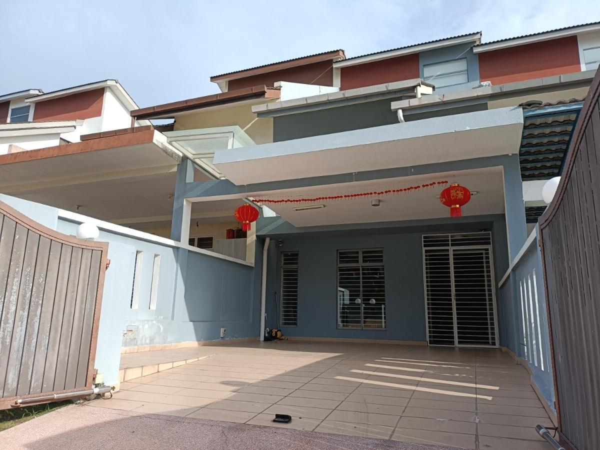 Entire Residential Home•Jia Residences Bkt Serdang沙登温暖的家 Seri Kembangan Exterior photo
