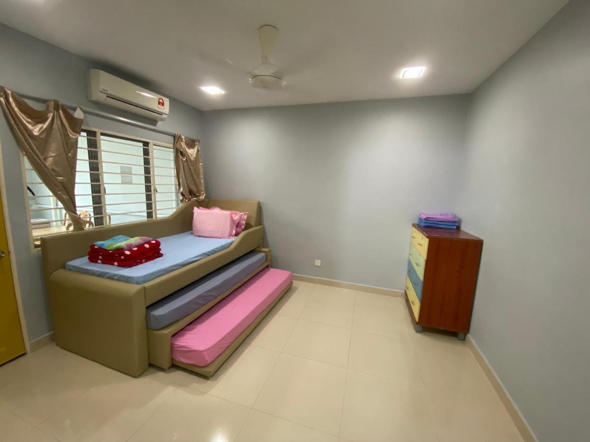 Entire Residential Home•Jia Residences Bkt Serdang沙登温暖的家 Seri Kembangan Exterior photo